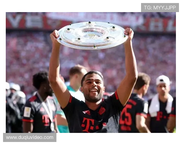 拜仁替补席庆祝动作统一，团队氛围融洽